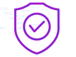 En lila sköldikon med en bockmarkering, som symboliserar säkerhet och skydd, mot en vit bakgrund.