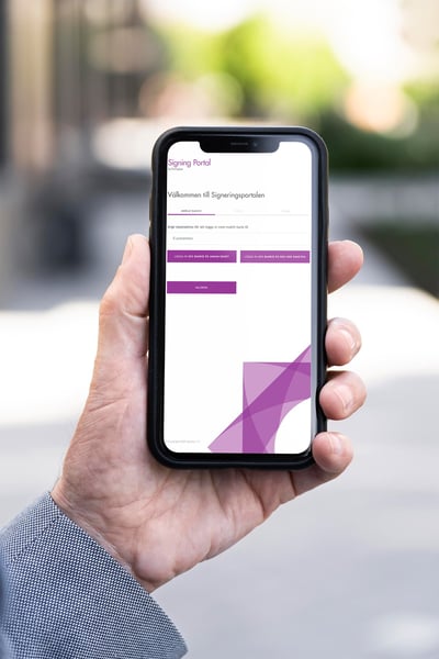 En person håller i en smartphone som visar inloggningsskärmen för 