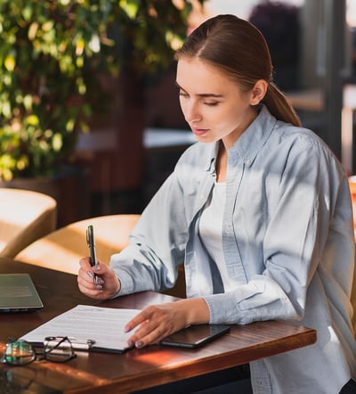 beautiful-woman-writing-clipboard