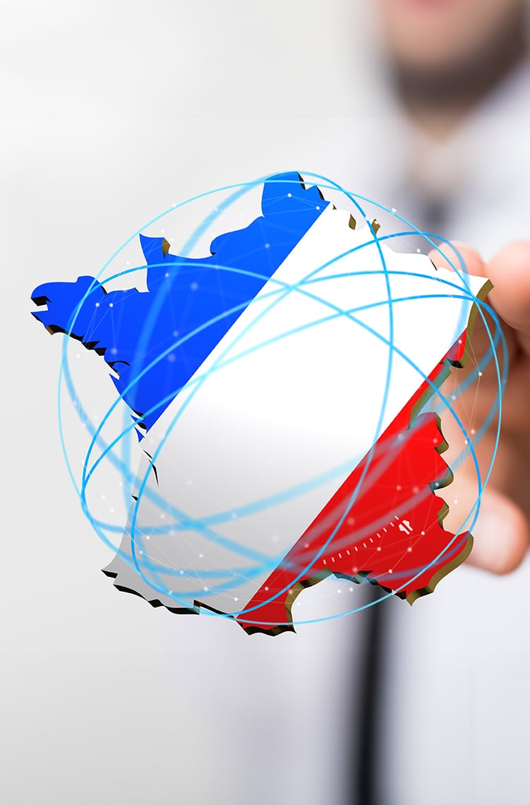 Une main humaine tient une carte de France en 3D, colorée en bleu, blanc et rouge, entourée de lignes de connectivité numérique représentant des liens mondiaux.