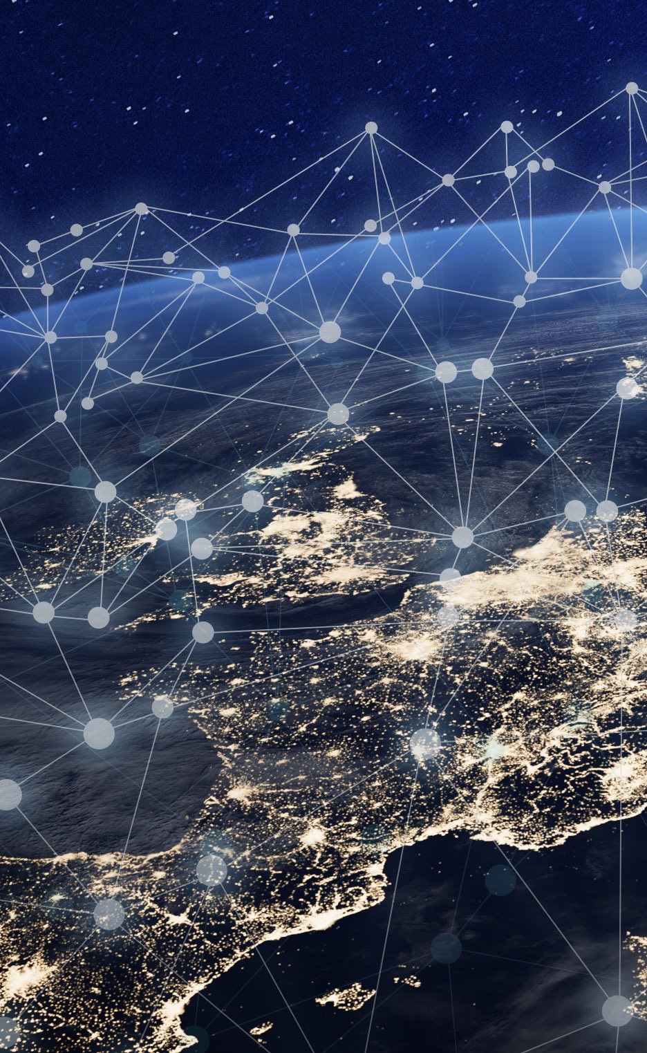 Vue aérienne de l'Europe de nuit, montrant les lumières des villes interconnectées par un réseau numérique, symbolisant la connectivité mondiale.